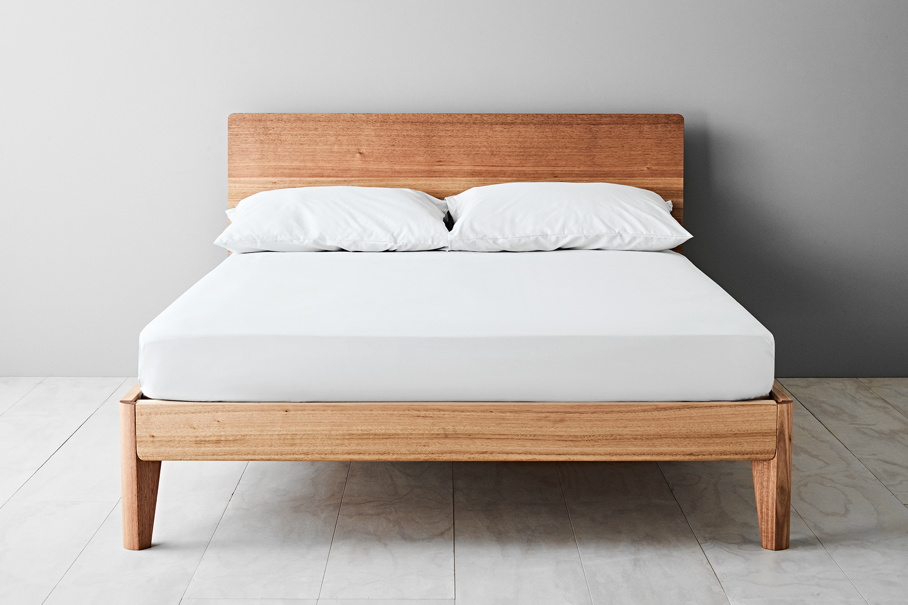 Кровать 2х-спальная с деревянным изголовьем bed009 - фото