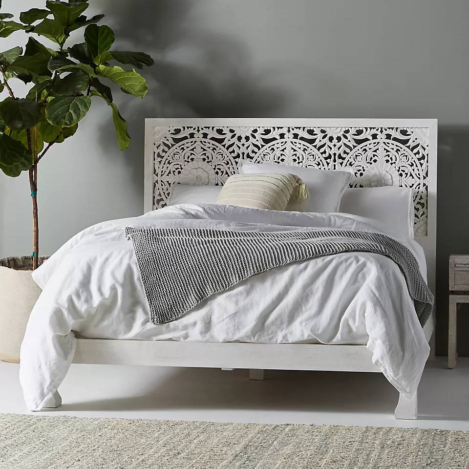 Кровать 2х-спальная с низким резным изголовьем bed020 - фото