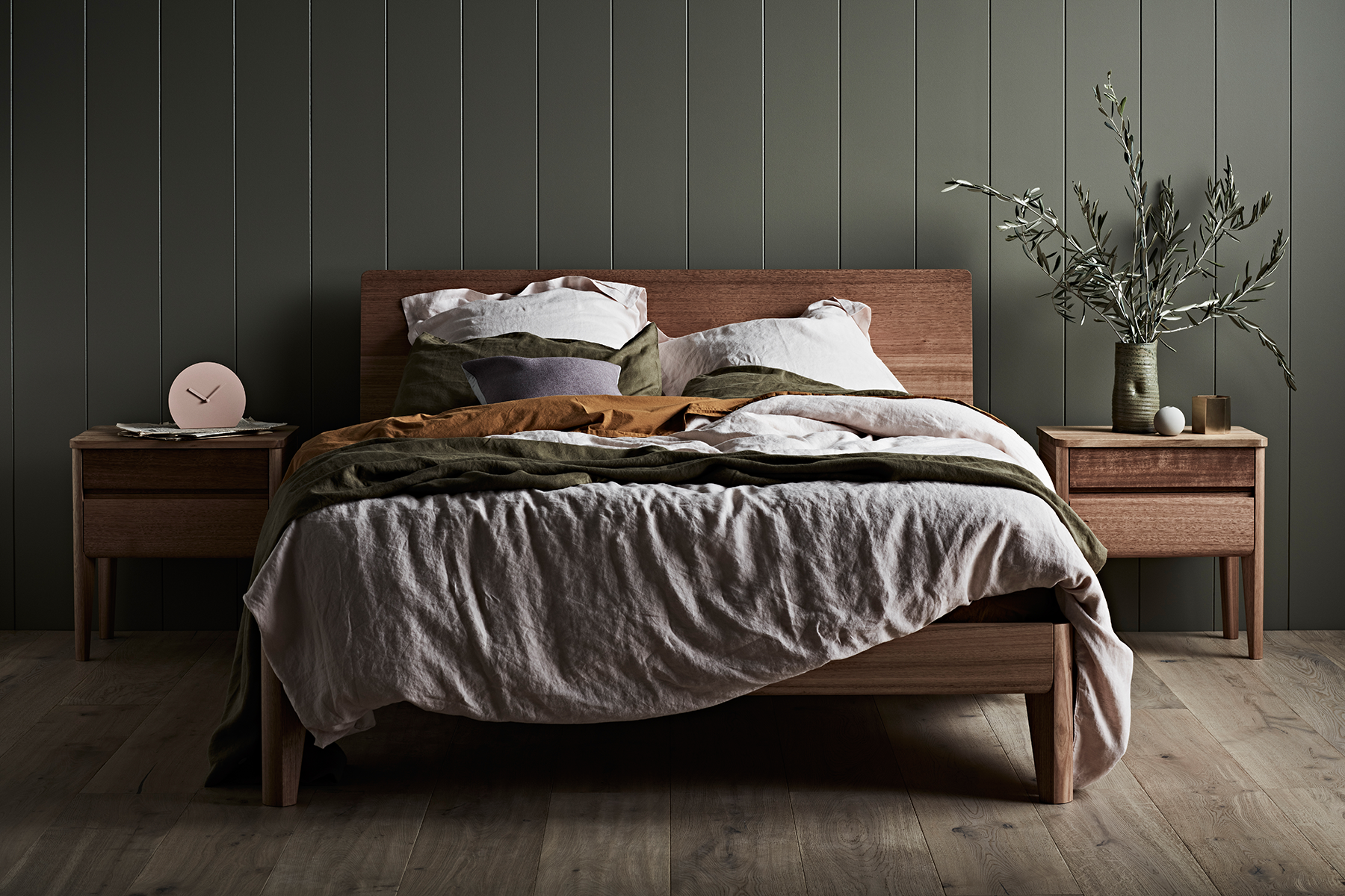 Кровать 2х-спальная с деревянным изголовьем bed009 - фото
