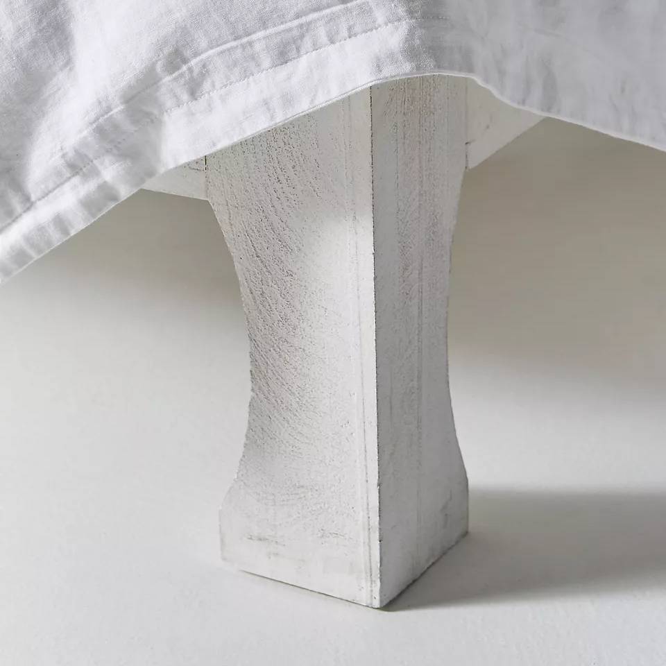 Кровать 2х-спальная с низким резным изголовьем bed020 - фото