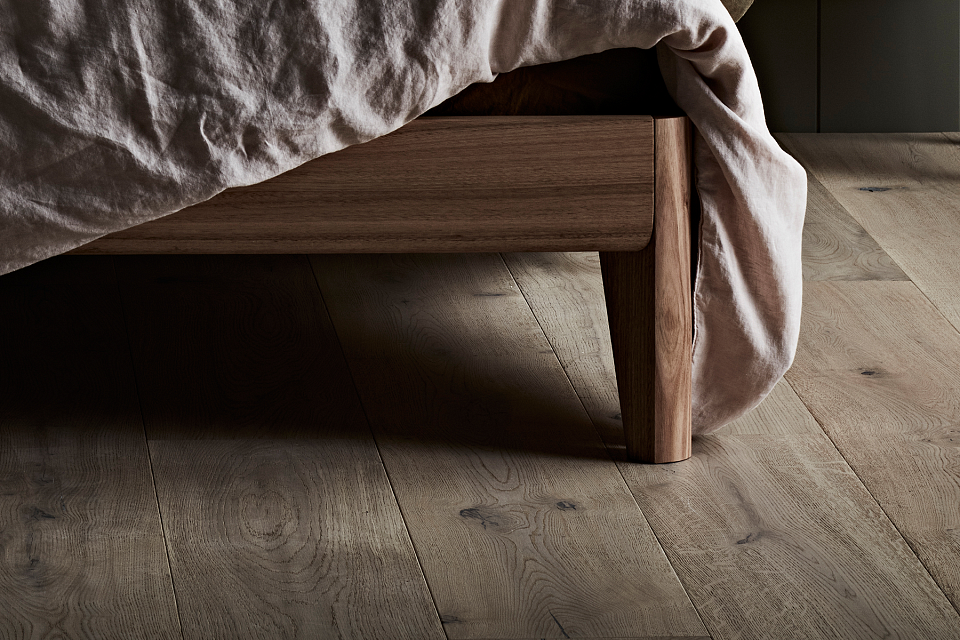 Кровать 2х-спальная с деревянным изголовьем bed009 - фото